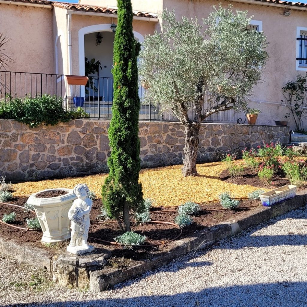 Du paillage avec 3 massifs de plantes